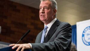 'Se não quer se vacinar contra Covid, não incomode vindo a Nova York', diz prefeito a Bolsonaro