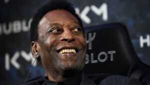 Pelé diz que está melhor e brinca dizendo que vai voltar a jogar