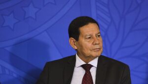 Isso aí tudo é politicagem, diz Mourão sobre disputa por início de vacinação