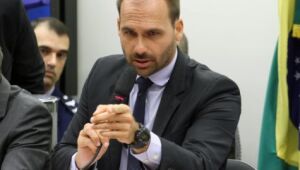 Eduardo Bolsonaro ironiza presidente argentino e explora fantasma comunista