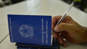 Desemprego recua para 14,1%, mas ainda atinge 14,4 milhões