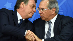 Bolsonaro adota a tática do 'morde e assopra' para manter Guedes