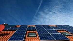 Energia solar em casa ganha impulso com alta na conta de luz e home office