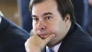 Maia marca audiência com embaixador da China para tentar resolver crise das vacinas