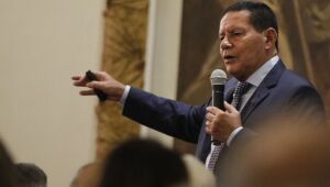 Mourão defende subsídio para controlar preço de combustível