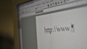 Maioria dos sites de fake news se financia via Google Ads, diz pesquisa