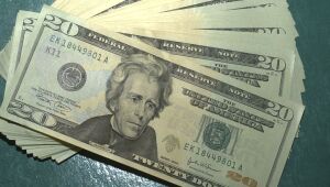 Dólar começa o dia em baixa, mas sobe e fecha a R$ 5,35