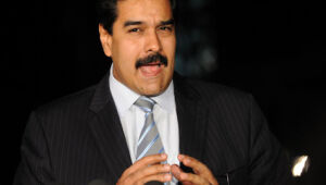 Oferta de oxigênio venezuelano para Manaus gera crítica de opositores de Maduro