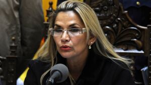Legislativo boliviano recomenda julgamento contra presidente interina por violência de 2019