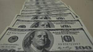 Dólar aproxima-se de R$ 5,30 e fecha no menor valor em oito dias