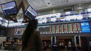 Bolsa fecha acima dos 120 mil pontos pela primeira vez desde fevereiro