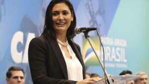 Bolsonaro concede medalha Oswaldo Cruz a Michelle Bolsonaro