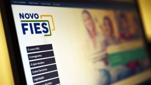 Bolsonaro sanciona lei que suspende pagamento de parcelas do Fies