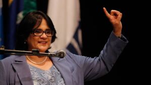 Senador acionará PGR contra Damares por suposta interferência em aborto de criança no ES