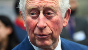 Charles não quer deixar filho de Harry se tornar príncipe, diz jornal