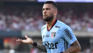 Daniel Alves cita pior momento da carreira e sonha em se aposentar no Bahia