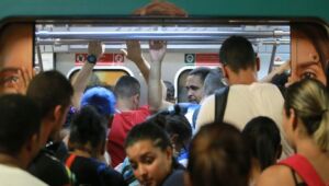 Três homens assaltam trem em Jaboatão dos Guararapes