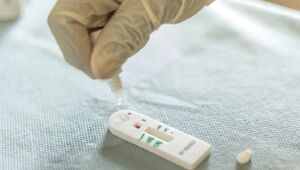 Testes de Covid positivos em farmácia alcançam menor patamar na pandemia