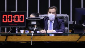 Maia prioriza projeto de fake news em meio à ofensiva bolsonarista contra o texto