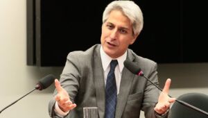 Molon apresenta projeto para sustar decreto de Bolsonaro que libera militares da ativa no governo