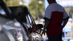 Litro da gasolina sobe R$ 0,15 nas refinarias da Petrobras