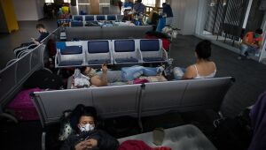 Colombianos que dormiam no aeroporto de Guarulhos conseguem voltar
