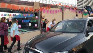Escolas de Minas Gerais inventam drive-thru junino para terem festa presencial