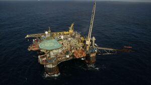 Gasolina adulterada importada pela Petrobras leva à suspensão de voos da aviação executiva
