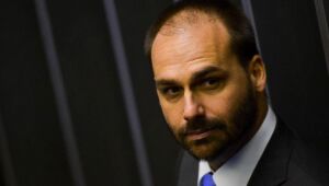 Justiça condena Eduardo Bolsonaro a indenizar repórter da Folha de S.Paulo por danos morais