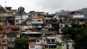Criança de favela vê espaço de brincar minguar na pandemia