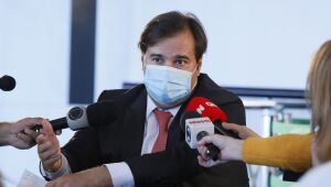 Maia afirma que programa de transferência de renda de Bolsonaro é 'mais do mesmo'