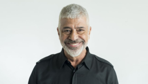 Lulu Santos brinca que não pegou Covid 'nem o Arthur Aguiar' após resultado de Bolsonaro