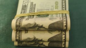 Mercado externo influencia dólar, que fecha o dia estável