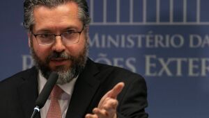 Ernesto Araújo rebate Maia e afirma ter orgulho de trabalhar com os EUA