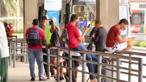 Profissionais relatam medo, ansiedade e alívio na volta ao escritório