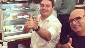Flávio Bolsonaro admite que Fabrício Queiroz pagava suas despesas pessoais
