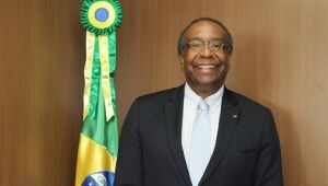 FGV muda o tom e diz que afirmou que Decotelli não era professor por 'rigor técnico'