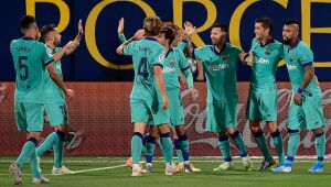 Barça vence Villarreal e segue a quatro pontos do líder Real Madrid
