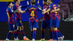 Barcelona vence dérbi com duas expulsões e VAR