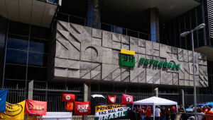 Preço médio da gasolina nas refinarias tem reajuste de 4%