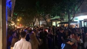 Primeira noite de funcionamento de bares tem aglomerações no Rio
