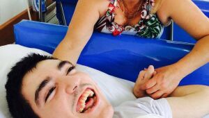 De longe, mãe viu filho com paralisia cerebral superar Covid-19