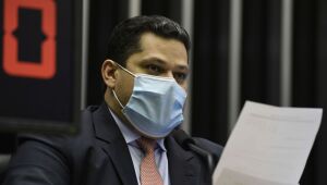 Alcolumbre busca brecha para reeleição e é cobrado por ligação com Bolsonaro
