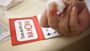 Fiocruz fecha parceria para produção de medicamentos contra o HIV