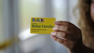 Bolsonaro afirma que Bolsa Família deve ser reajustado para R$ 300