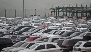 Emplacamento de automóveis e de veículos leves tem queda de 17,85%
