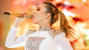 Após desfalcar The Voice Kids, Claudia Leitte volta como jurada em versão sênior do programa