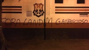 Sede do Flamengo é pichada após anúncio de cobrança por transmissão de jogo