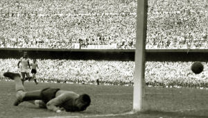 Estigma racista do goleiro negro persiste desde derrota na Copa de 1950