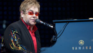 Elton John adia turnê após machucar quadril no final das férias